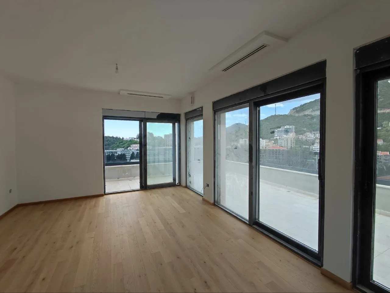 Penthouse in new building in Becici near the sea